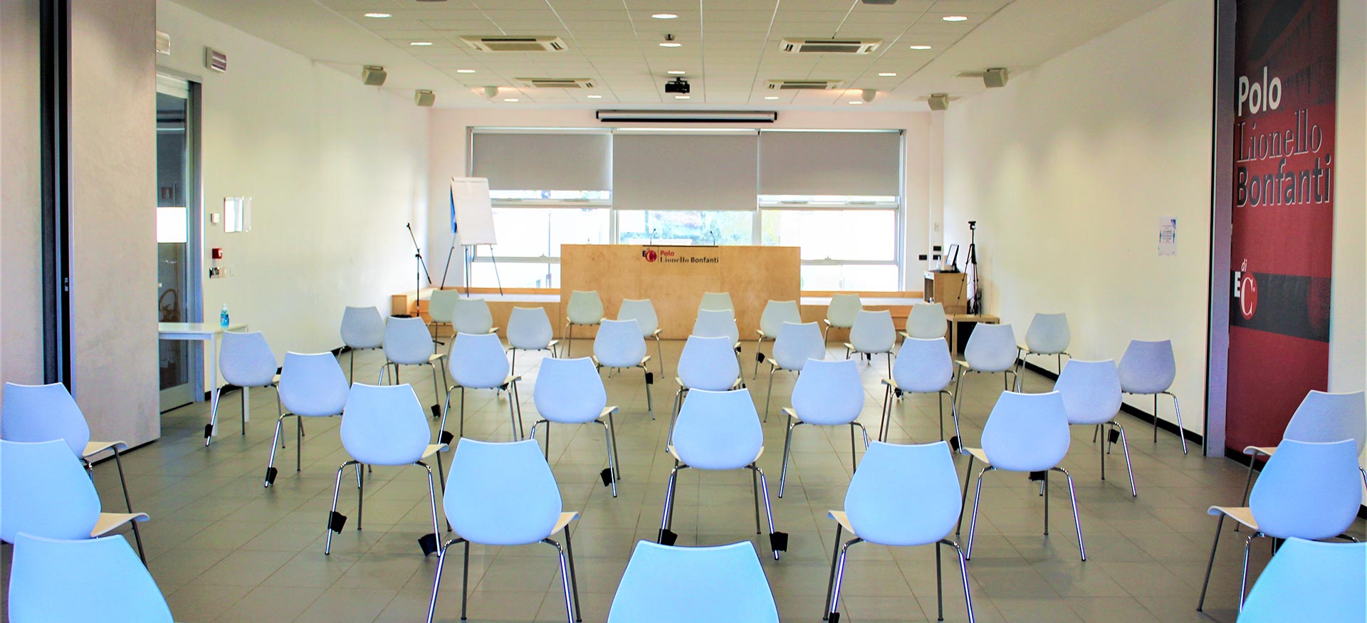 foto della sala conferenze in affitto al centro convegni con palco e sedie