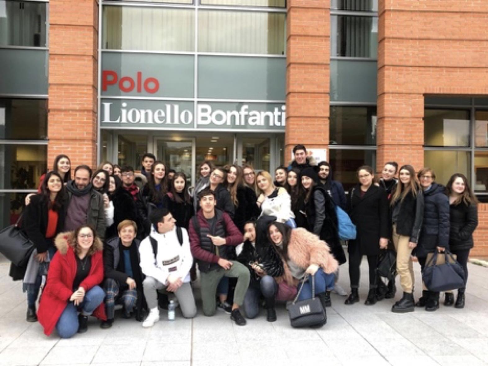 Foto di gruppo di una scolaresca davanti all'ingresso del Polo Lionello Bonfanti